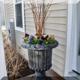 L07. Urn-shaped planter. 